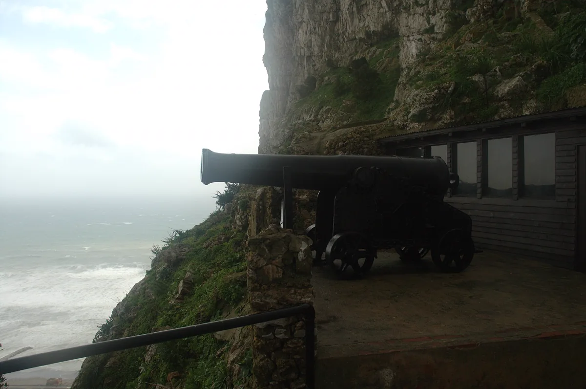Gun facing north from the entrance to the Great Siege Tunnels on the Rock of Gibraltar .