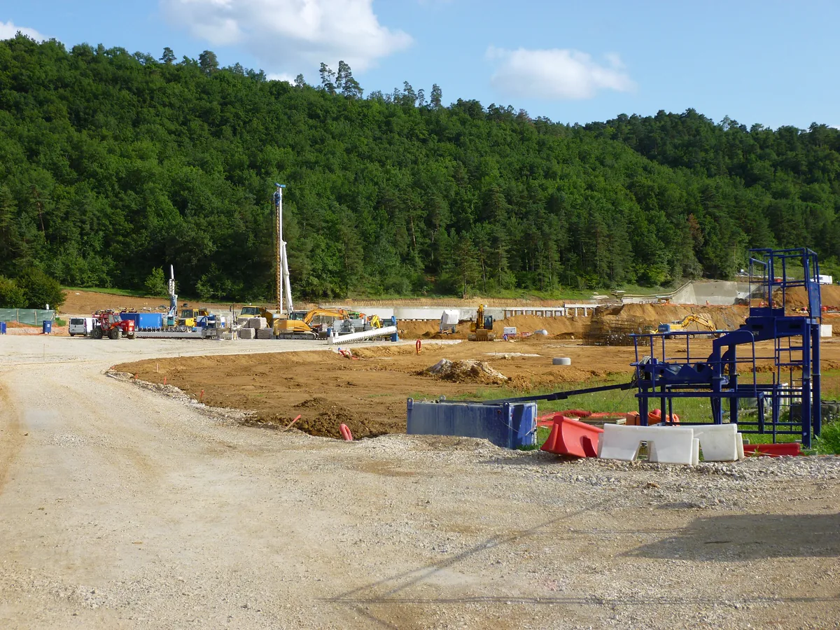 Site de construction de Lascaux IV en août 2014.